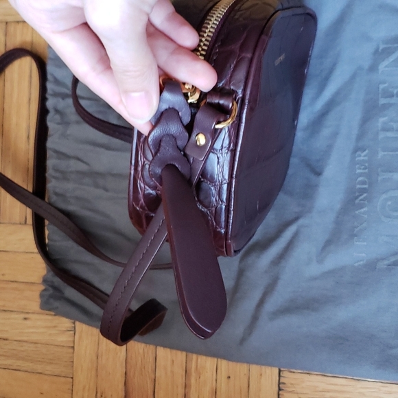 Alexander McQueen Croc-Effect Leather Camera Bag - Picture 6 of 12